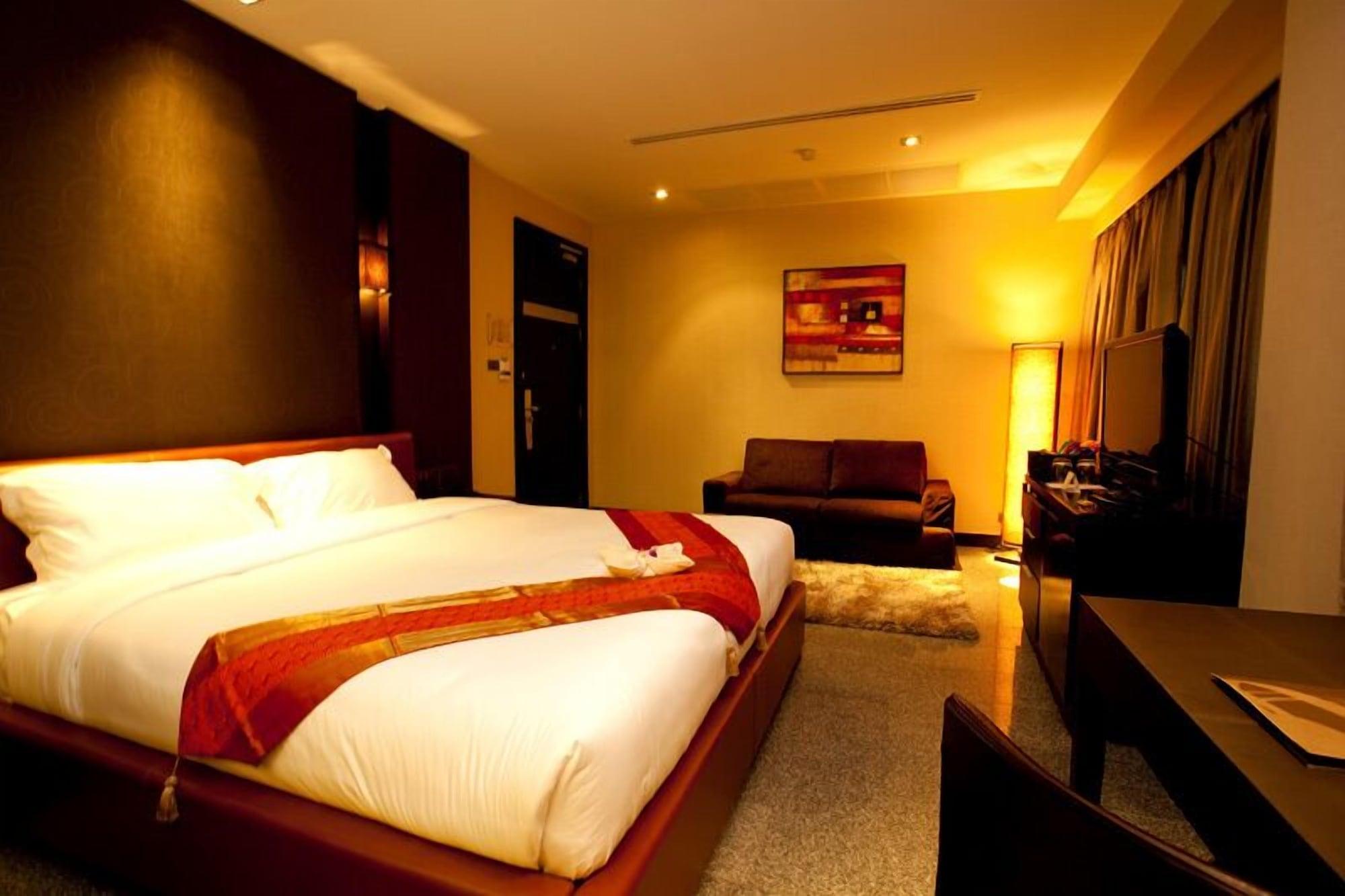 Pietra Bangkok Hotel Exterior photo