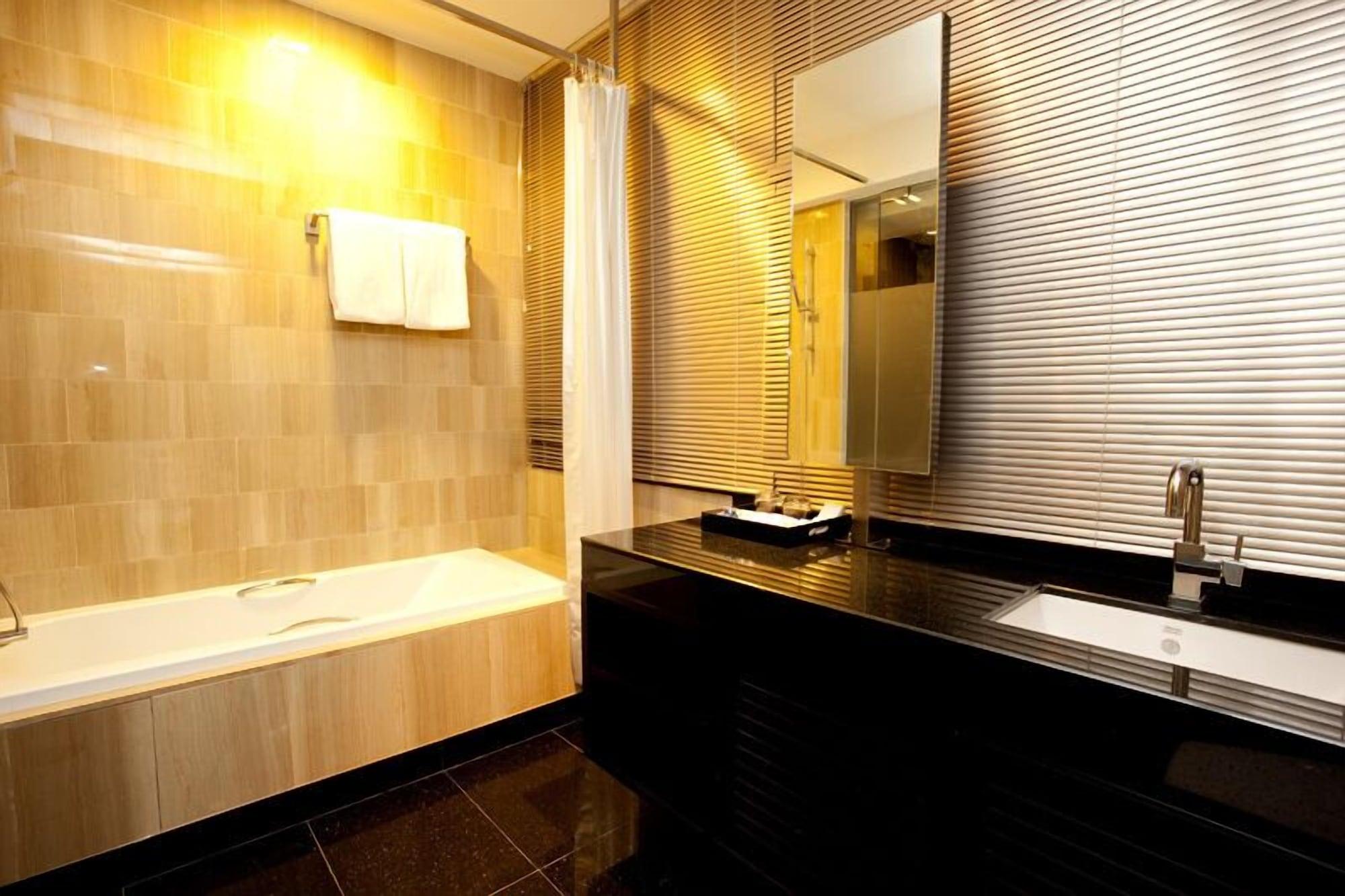 Pietra Bangkok Hotel Exterior photo