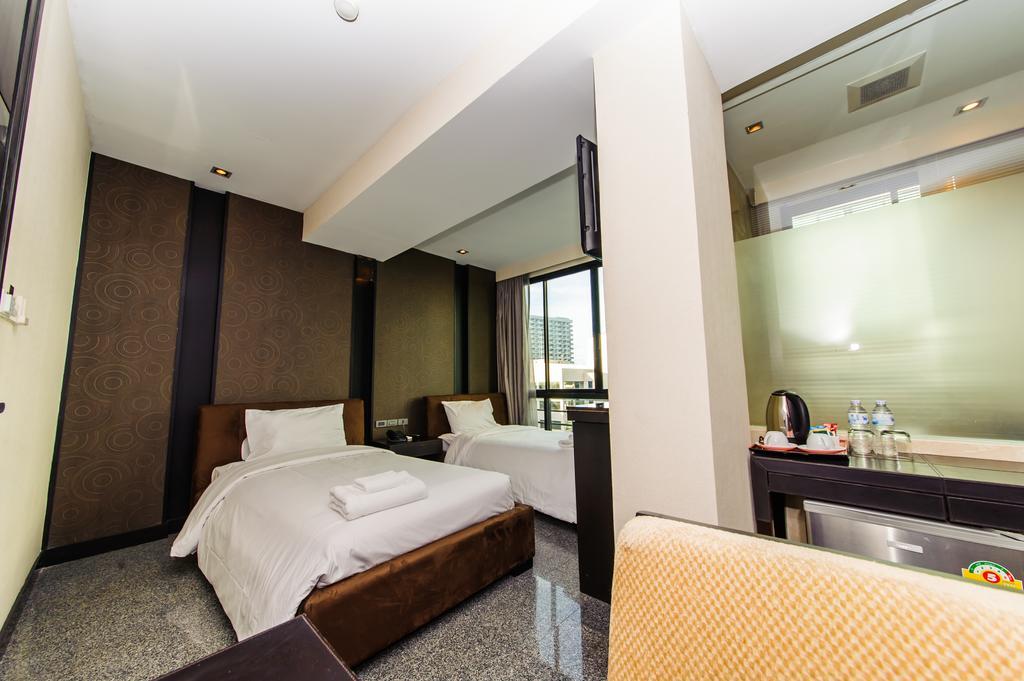 Pietra Bangkok Hotel Exterior photo