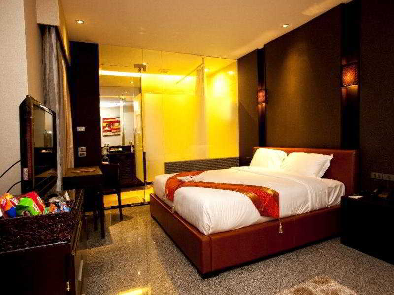 Pietra Bangkok Hotel Exterior photo